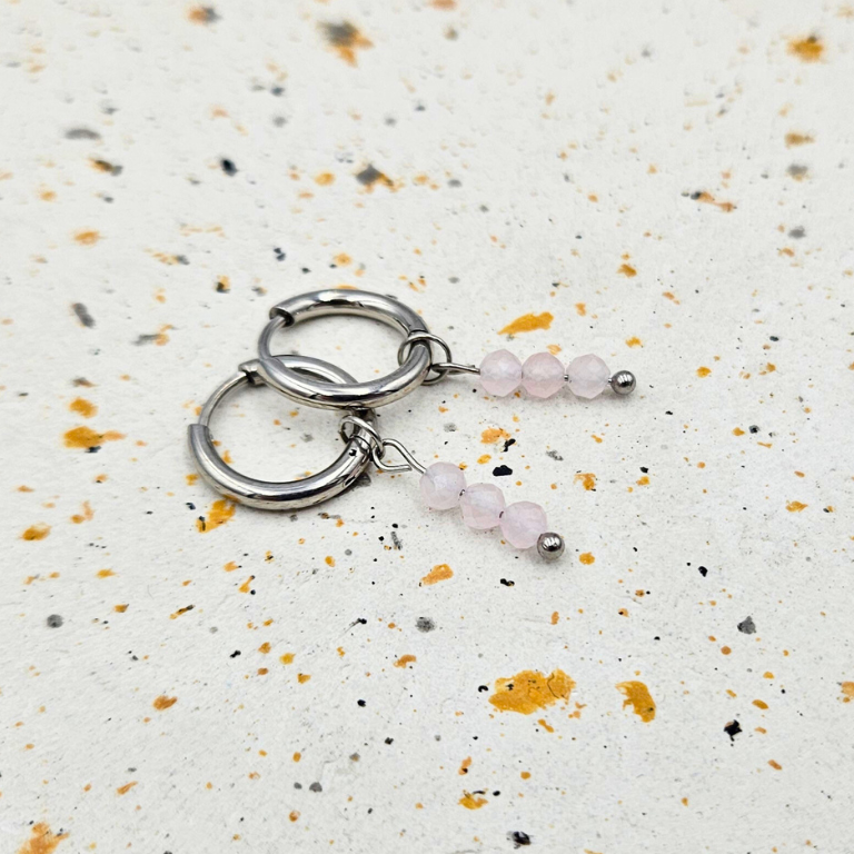 Oorbellen gemaakt van stainless steel met facetgeslepen rozenkwarts