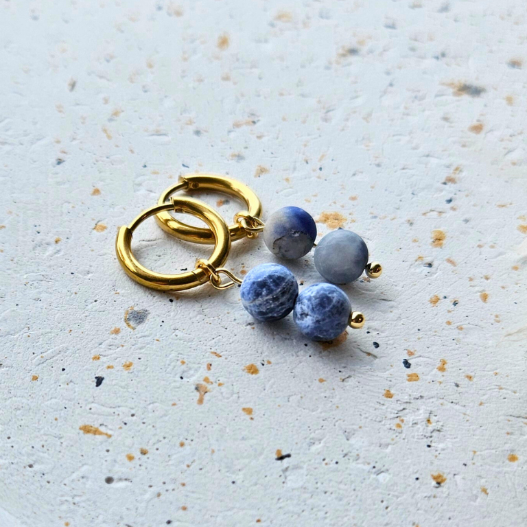 Oorbellen van goldplated stainless steel met sodaliet