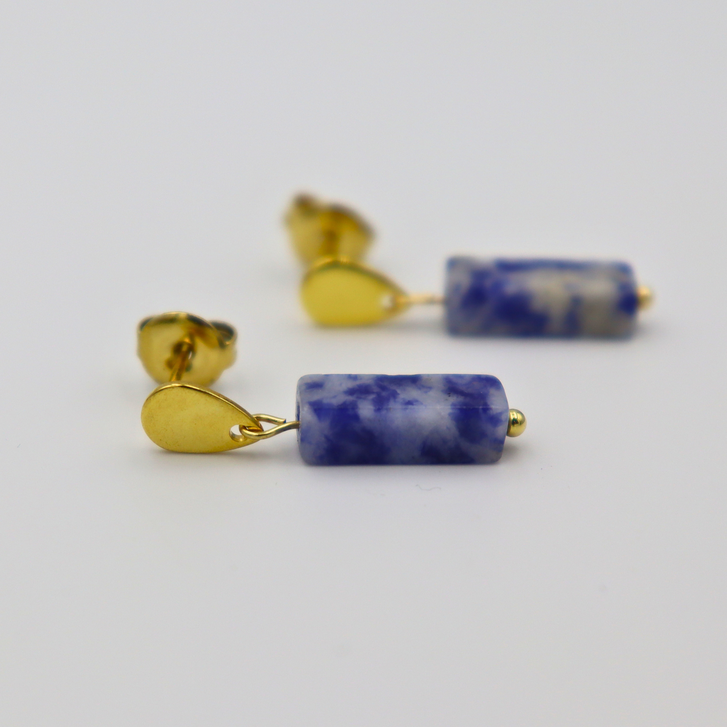 Oorbellen van goldplated stainless steel met sodaliet