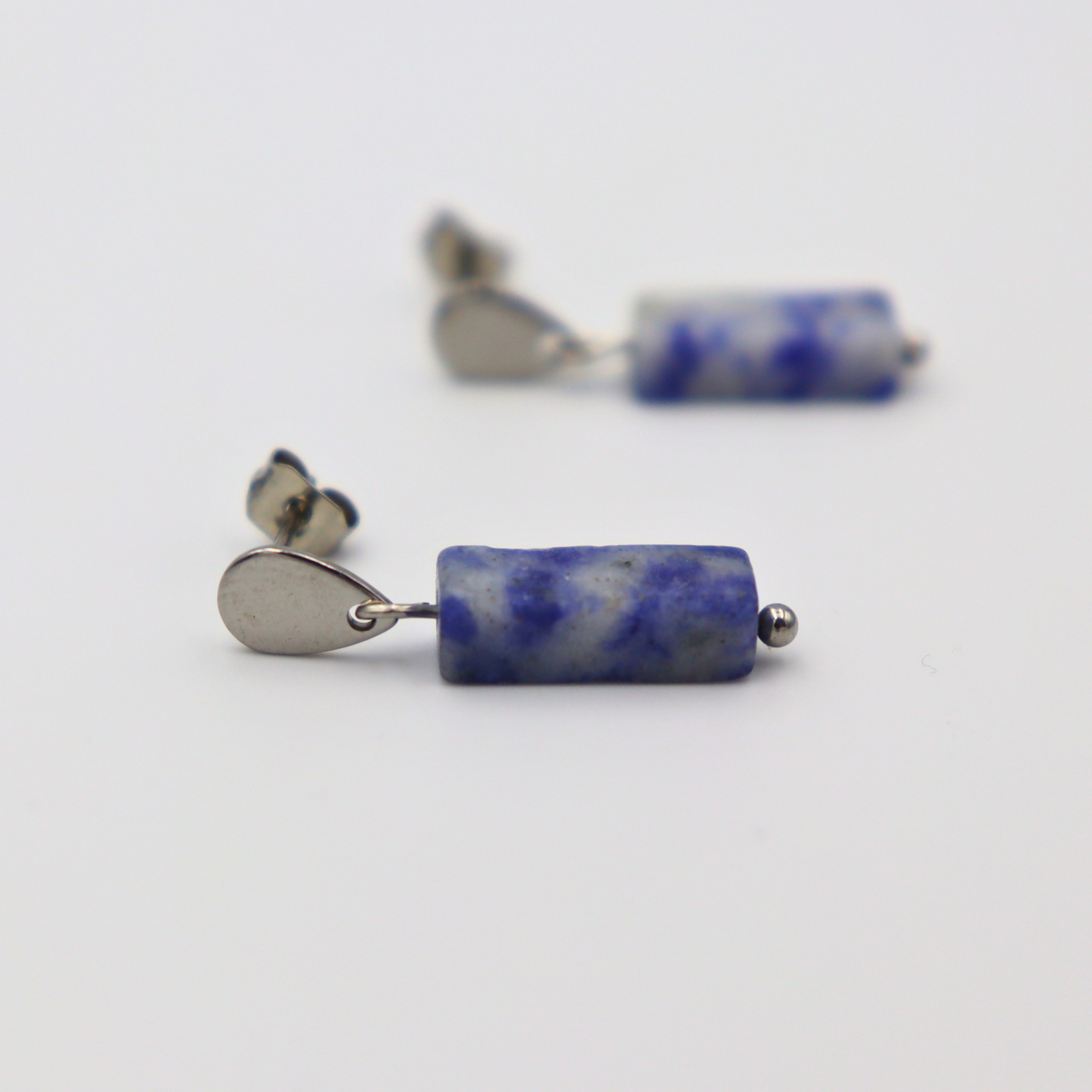 Oorbellen gemaakt van stainless steel met sodaliet