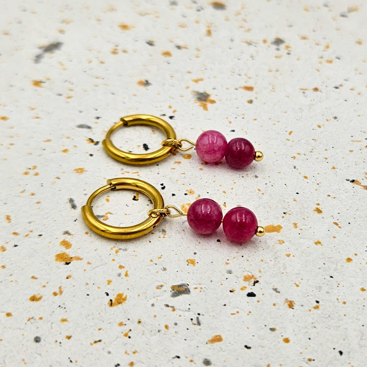 Oorbellen van goldplated stainless steel met hanger van ronde toermalijn