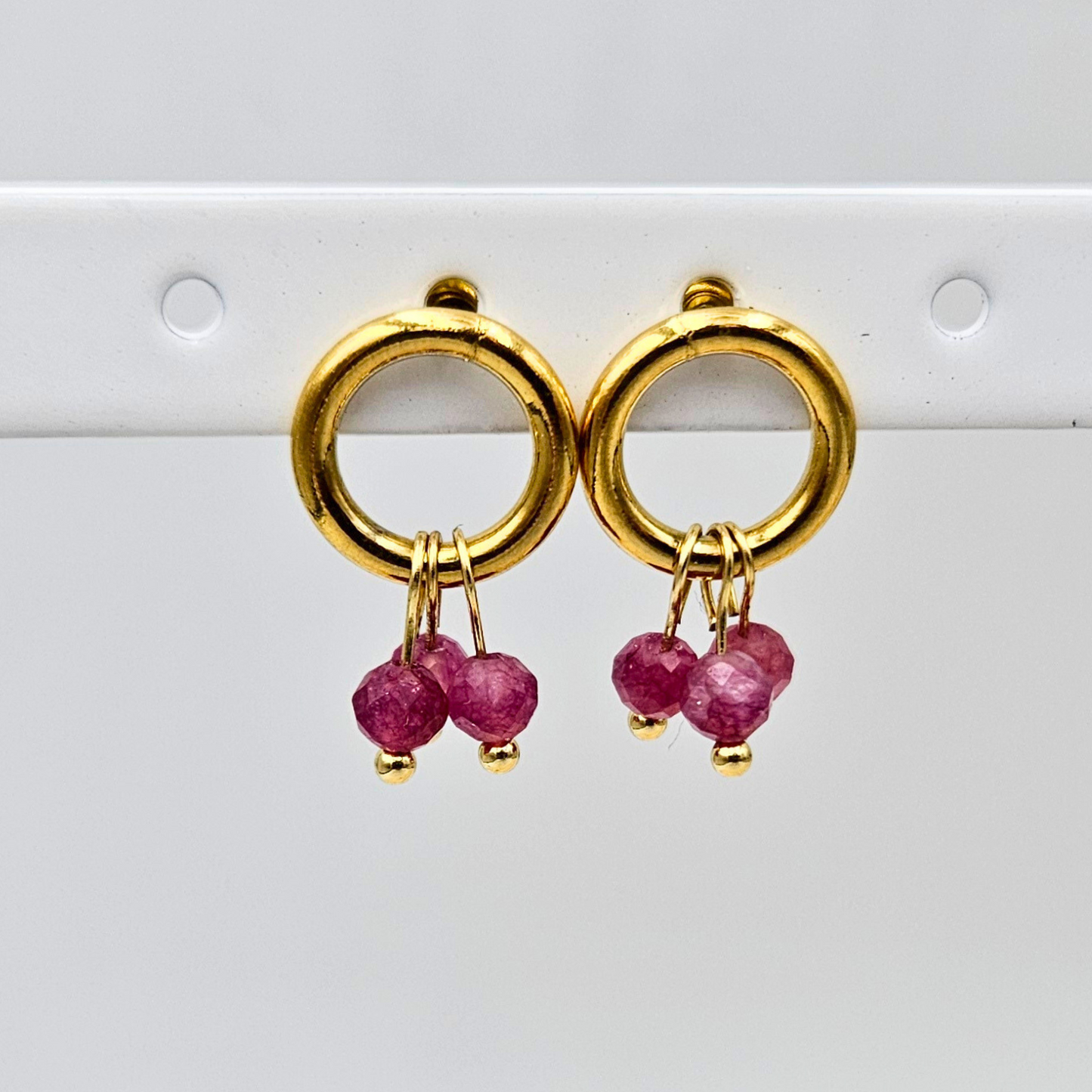 Oorbellen van goldplated stainless steel met facetgeslepen toermalijn steentjes