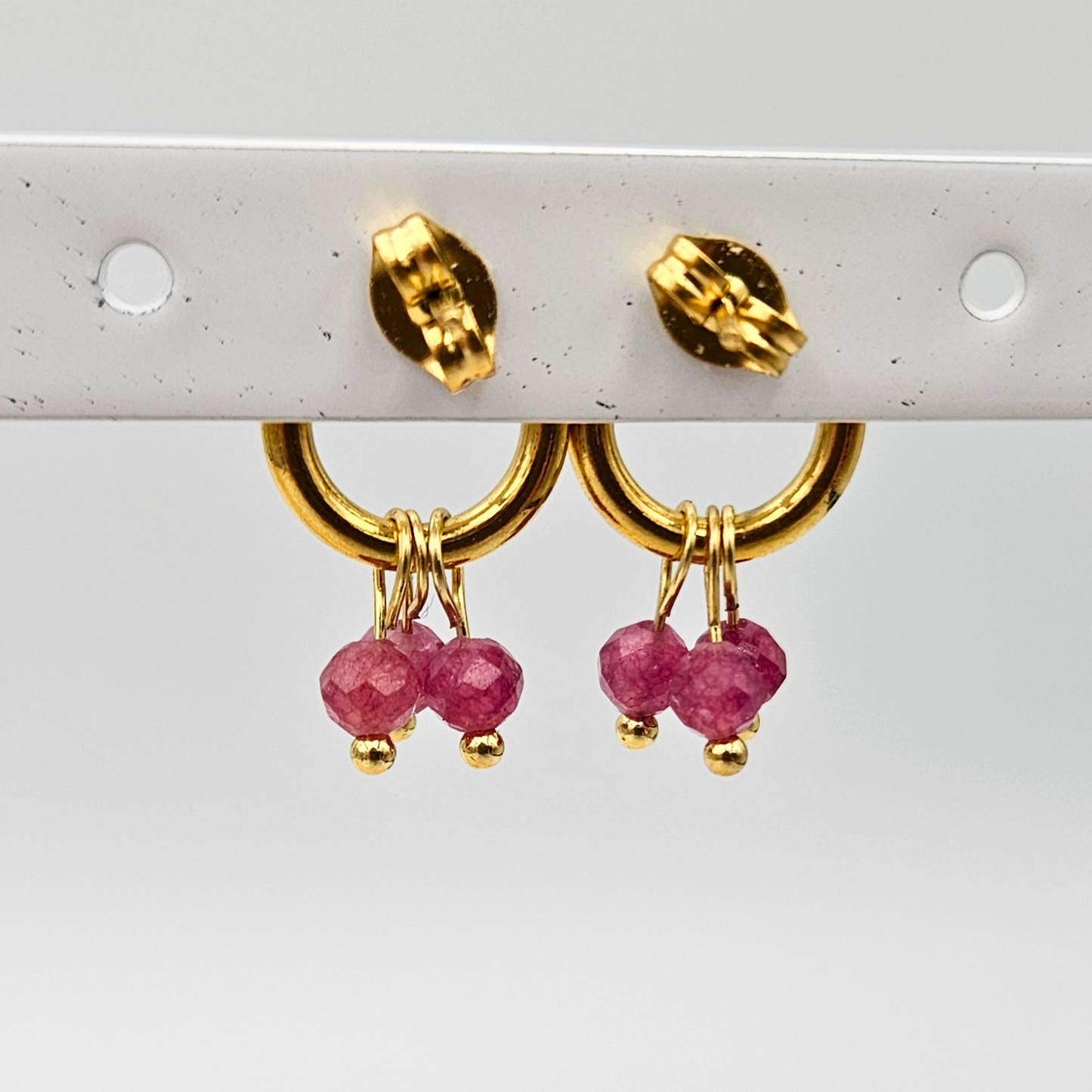 Oorbellen van goldplated stainless steel met facetgeslepen toermalijn steentjes