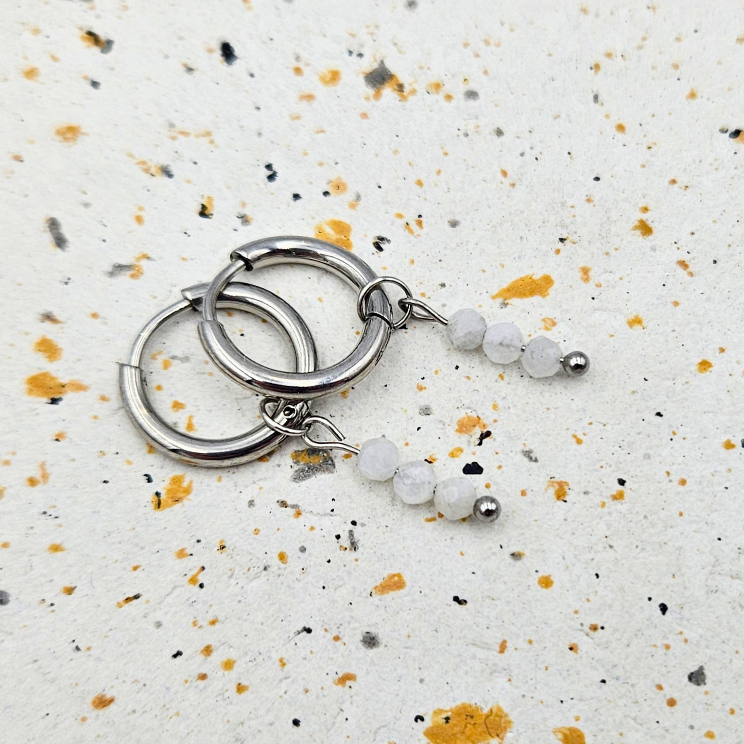 Oorbellen gemaakt van stainless steel met facetgeslepen maansteen