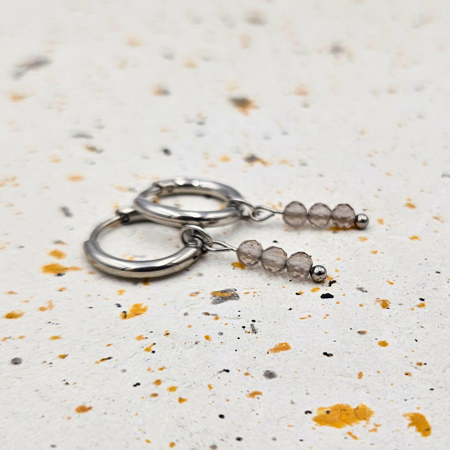 Oorbellen gemaakt van stainless steel met facetgeslepen rookkwarts