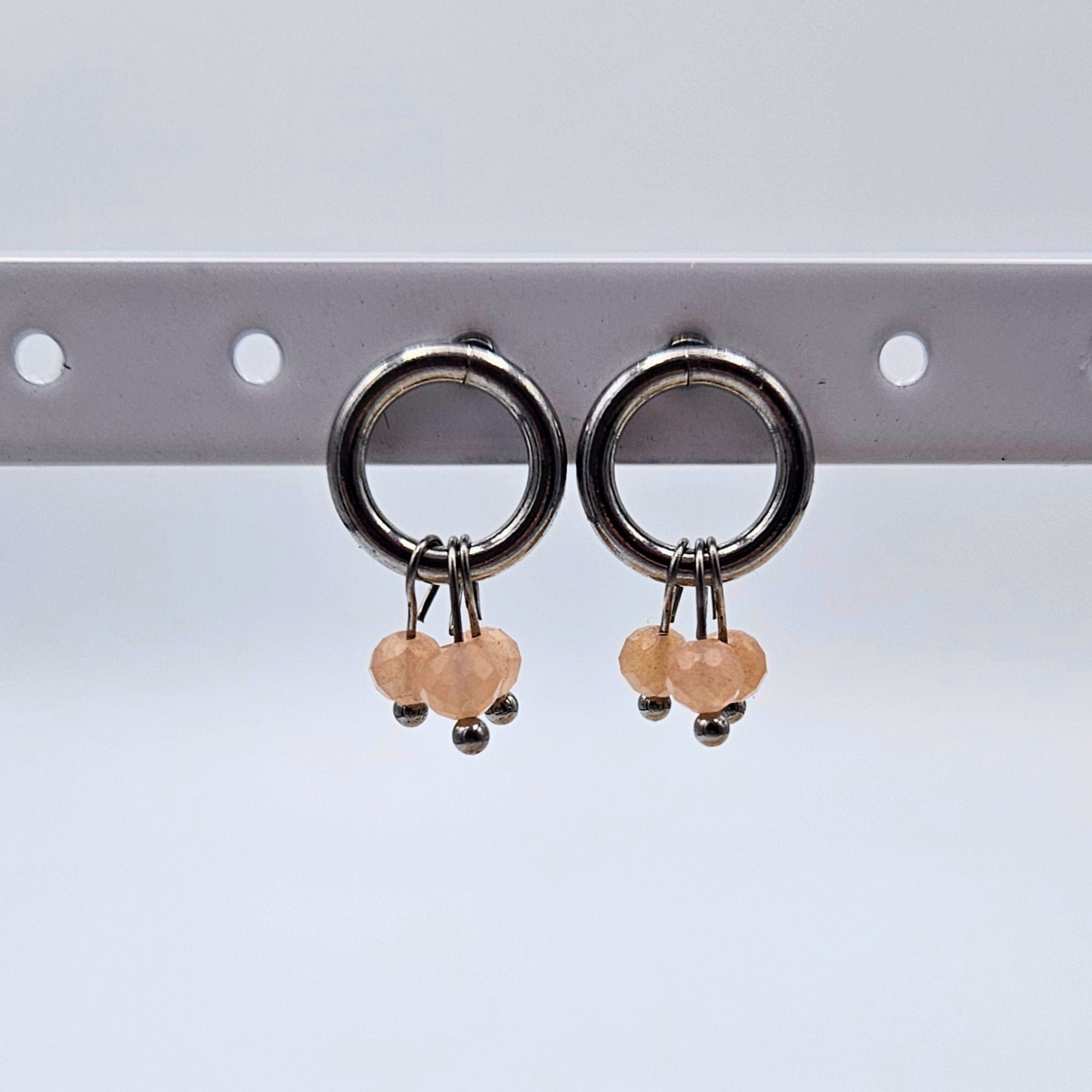 Oorbellen gemaakt van zilverkleurig stainless steel met zonnesteen edelsteentjes