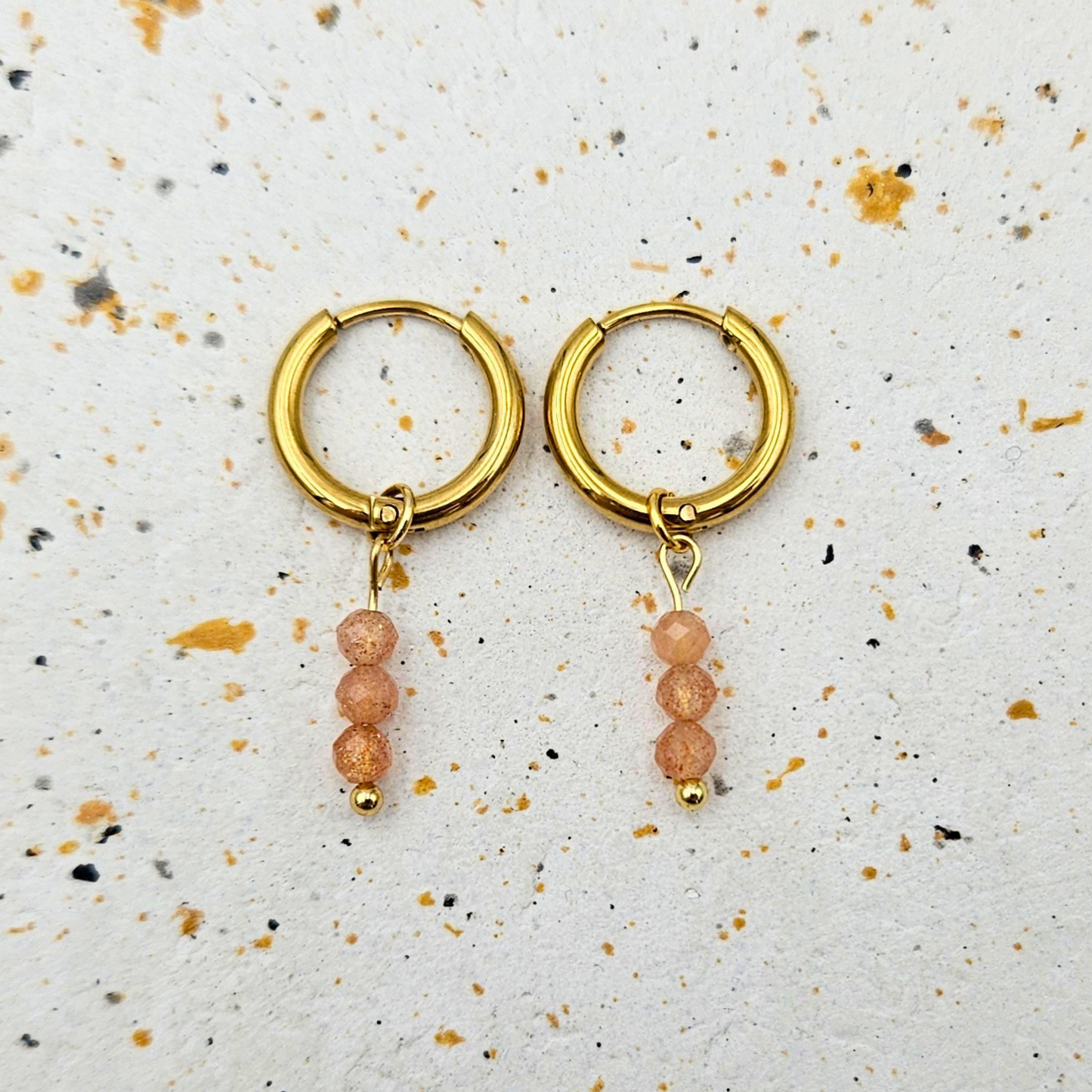 Oorbellen van goldplated stainless steel met facetgeslepen zonnesteen