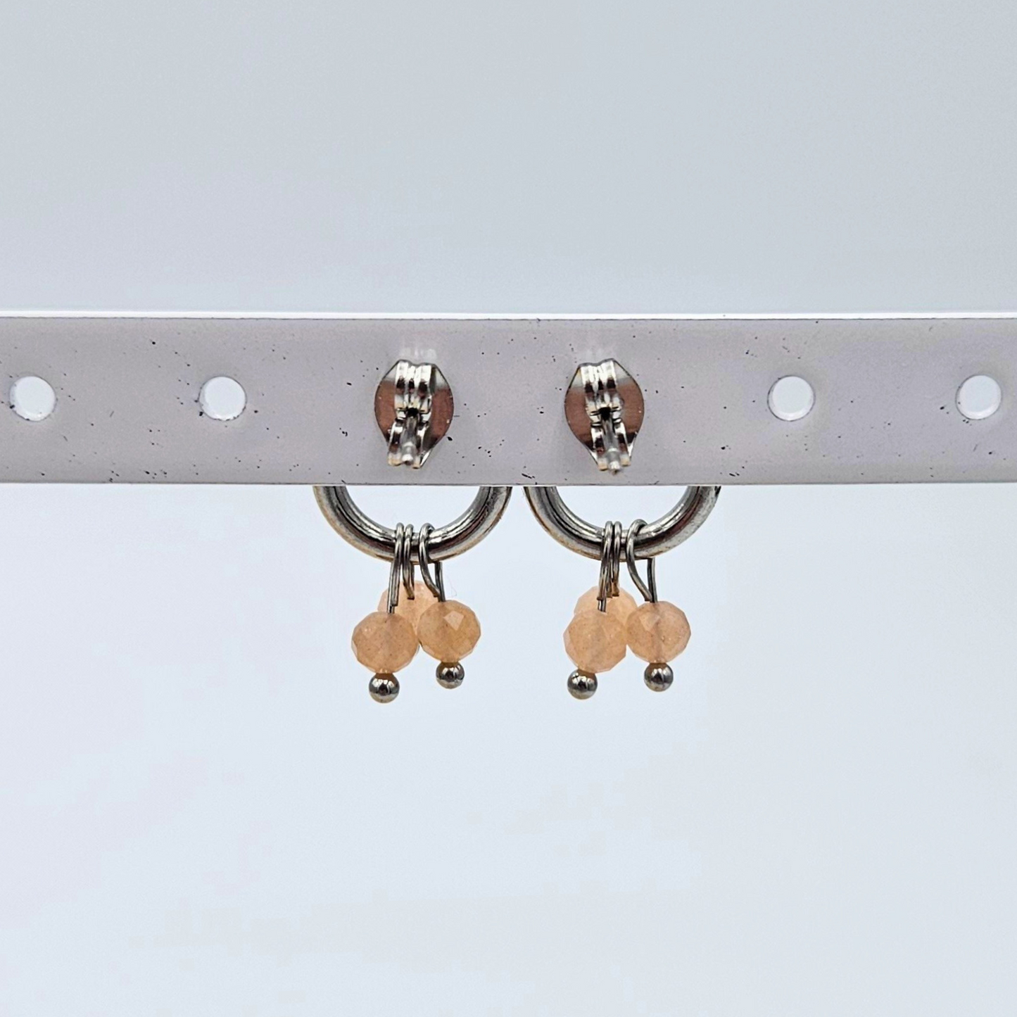 Oorbellen gemaakt van zilverkleurig stainless steel met zonnesteen edelsteentjes