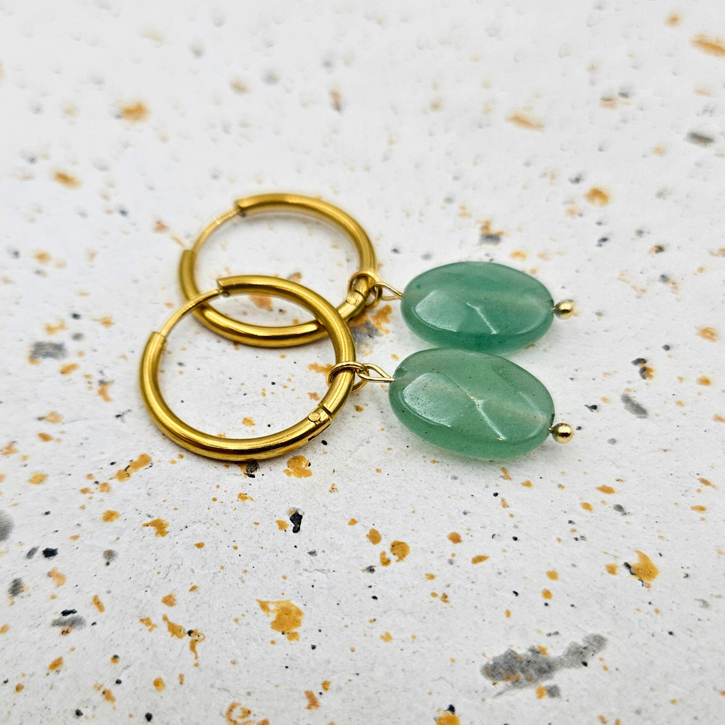 Oorbellen van goldplated stainless steel met facetgeslepen aventurijn hanger