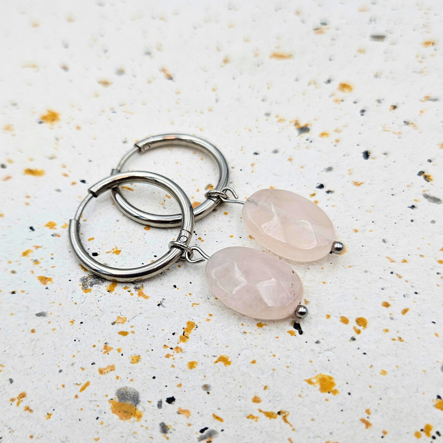 Oorbellen gemaakt van stainless steel met facetgeslepen rozenkwarts hanger