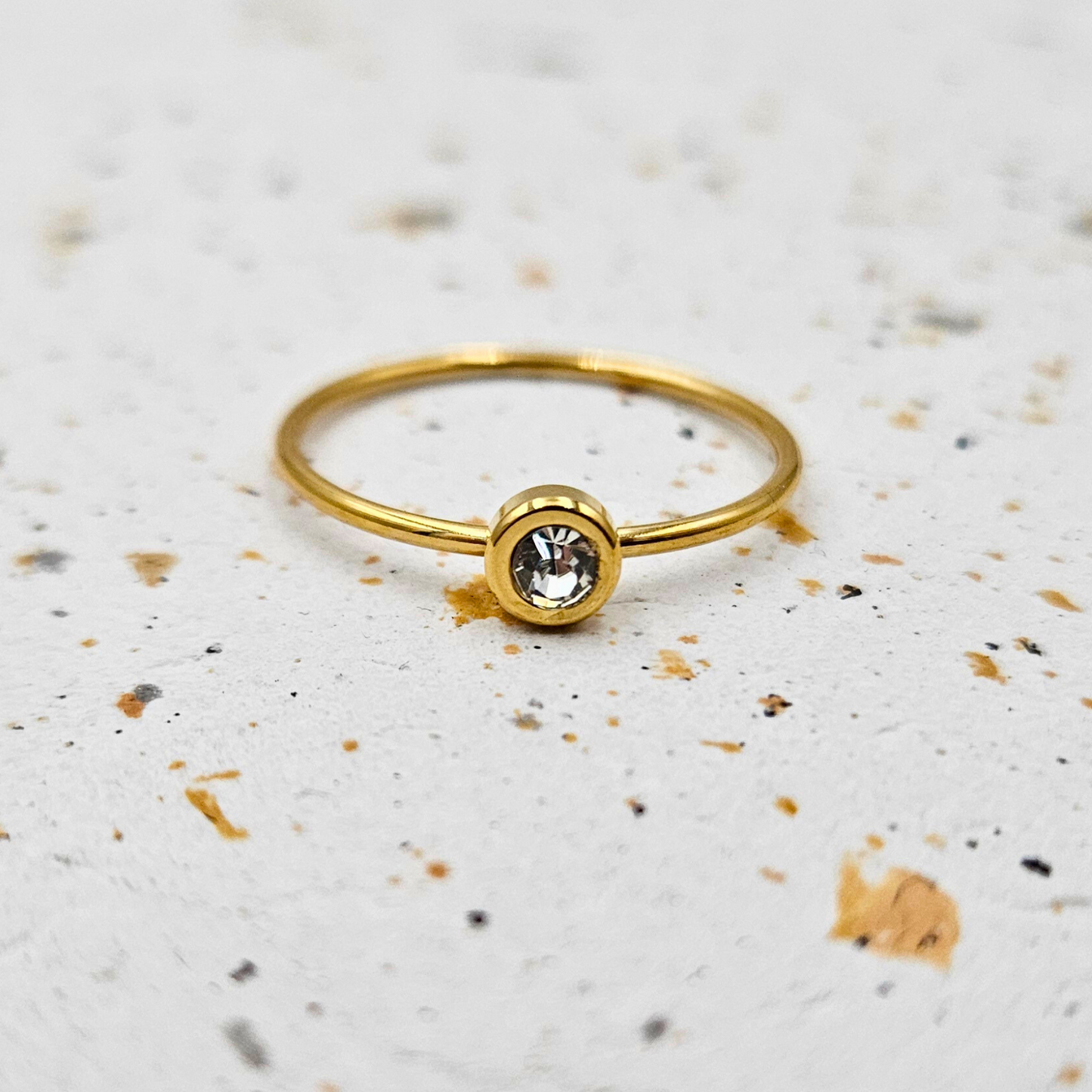 Ring van goldplated stainless steel met geboortesteen van april: diamant