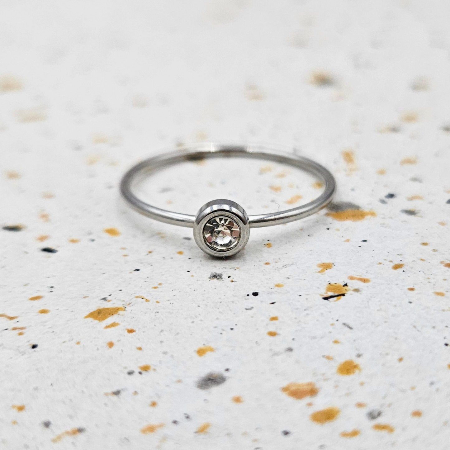 Ring gemaakt van stainless steel met geboortesteen van april: diamant