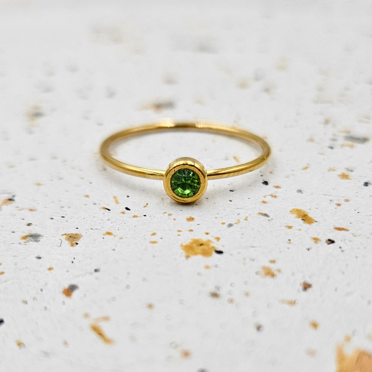Ring van goldplated stainless steel met geboortesteen van augustus: peridot