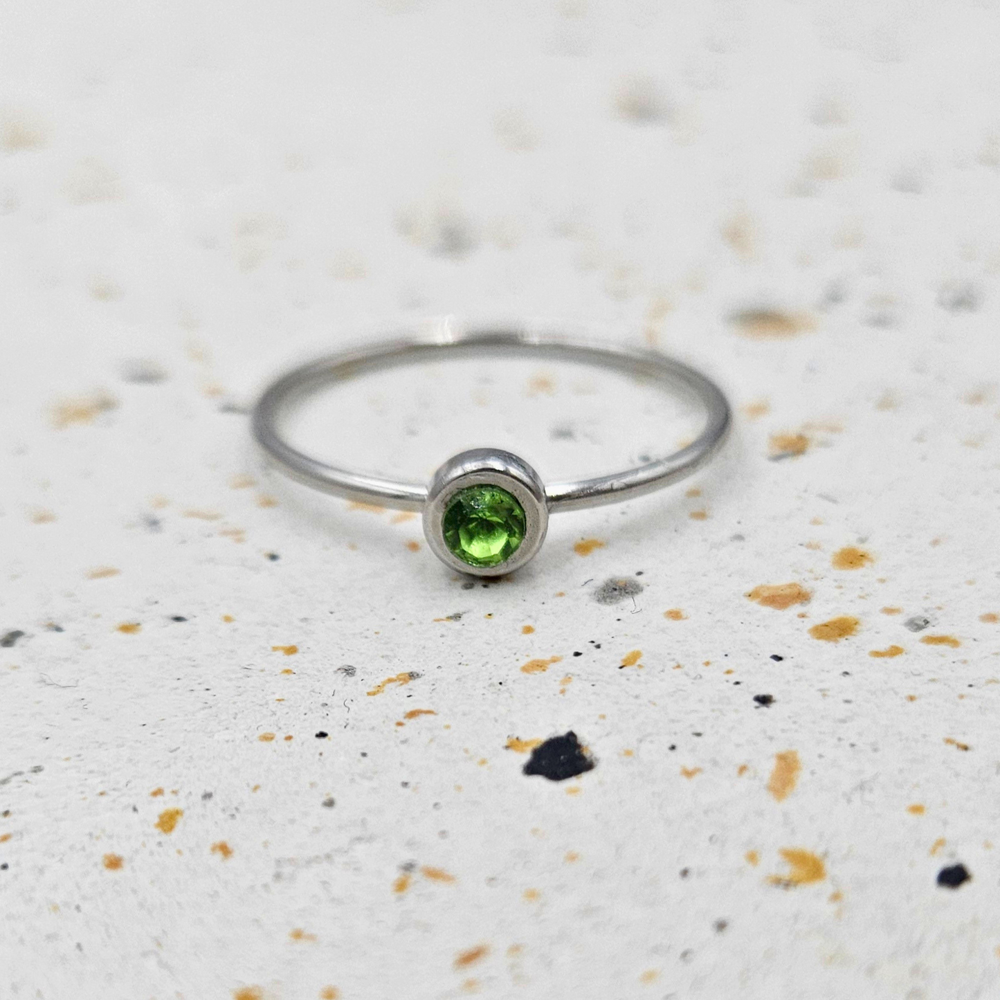Ring gemaakt van stainless steel met geboortesteen van augustus: peridot