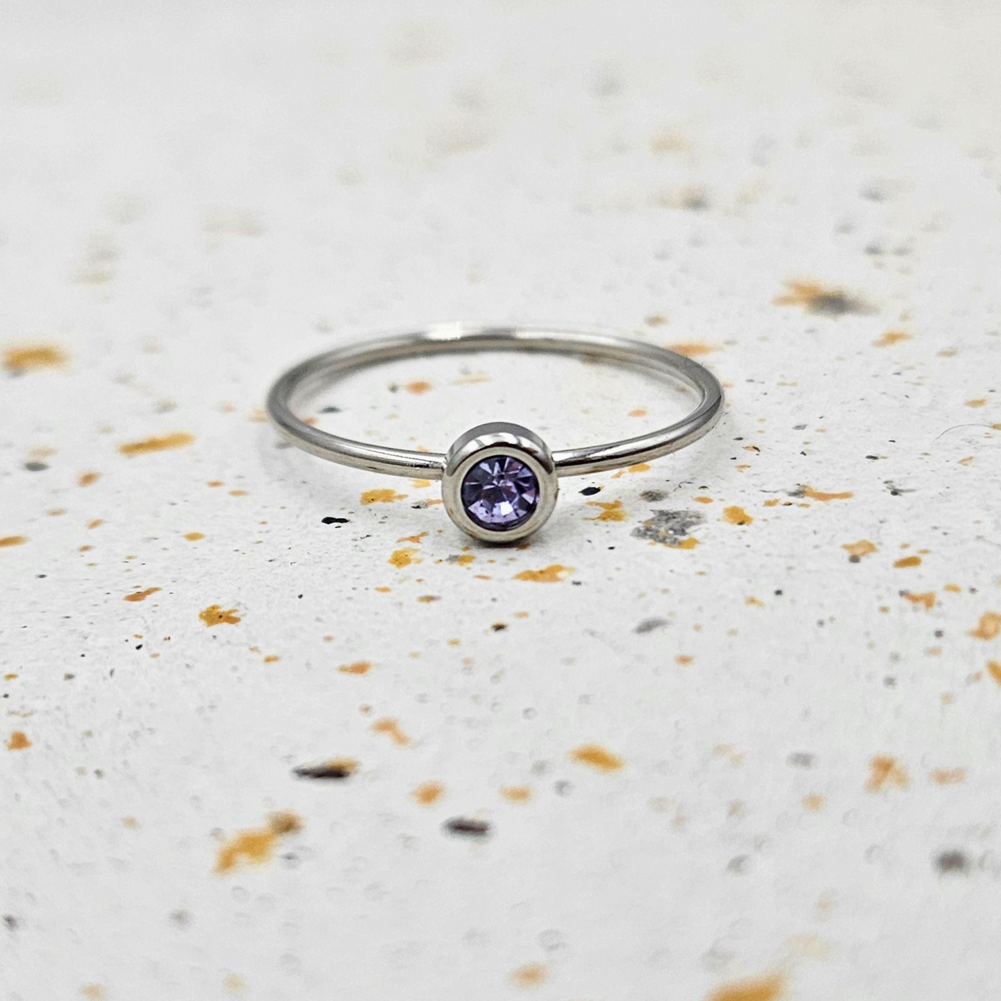 Ring gemaakt van stainless steel met geboortesteen van februari: lichte amethist