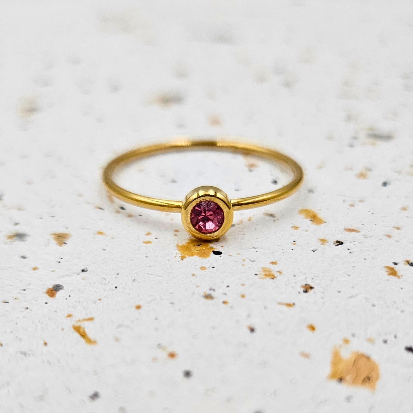 Ring van goldplated stainless steel met geboortesteen van juli: lichte robijn