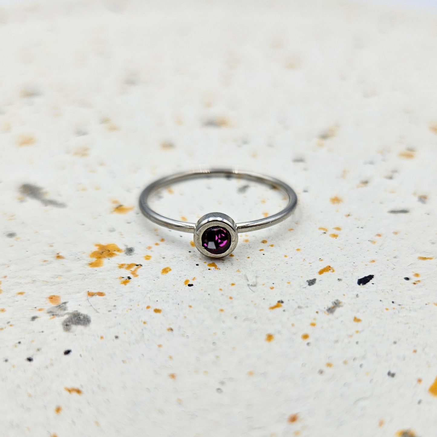 Ring gemaakt van stainless steel met geboortesteen van juni: amethist