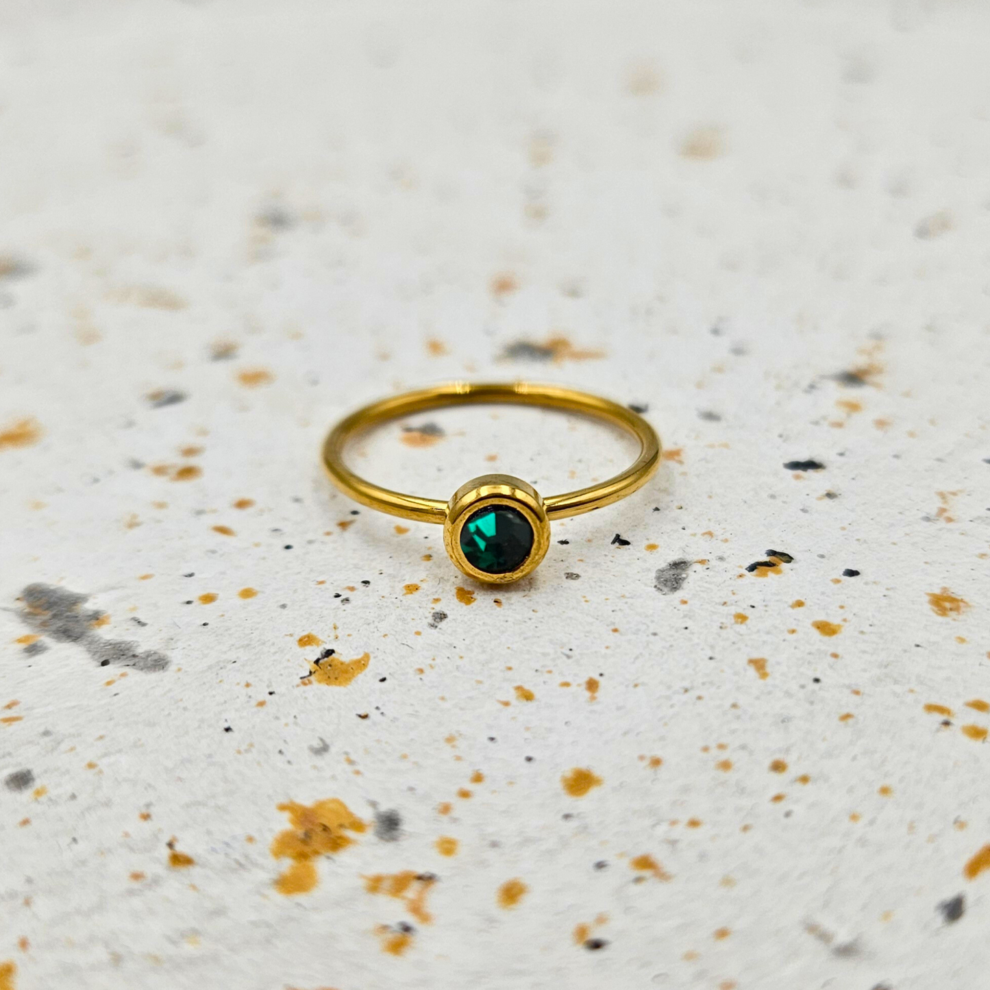 Ring van goldplated stainless steel met geboortesteen van mei: smaragd
