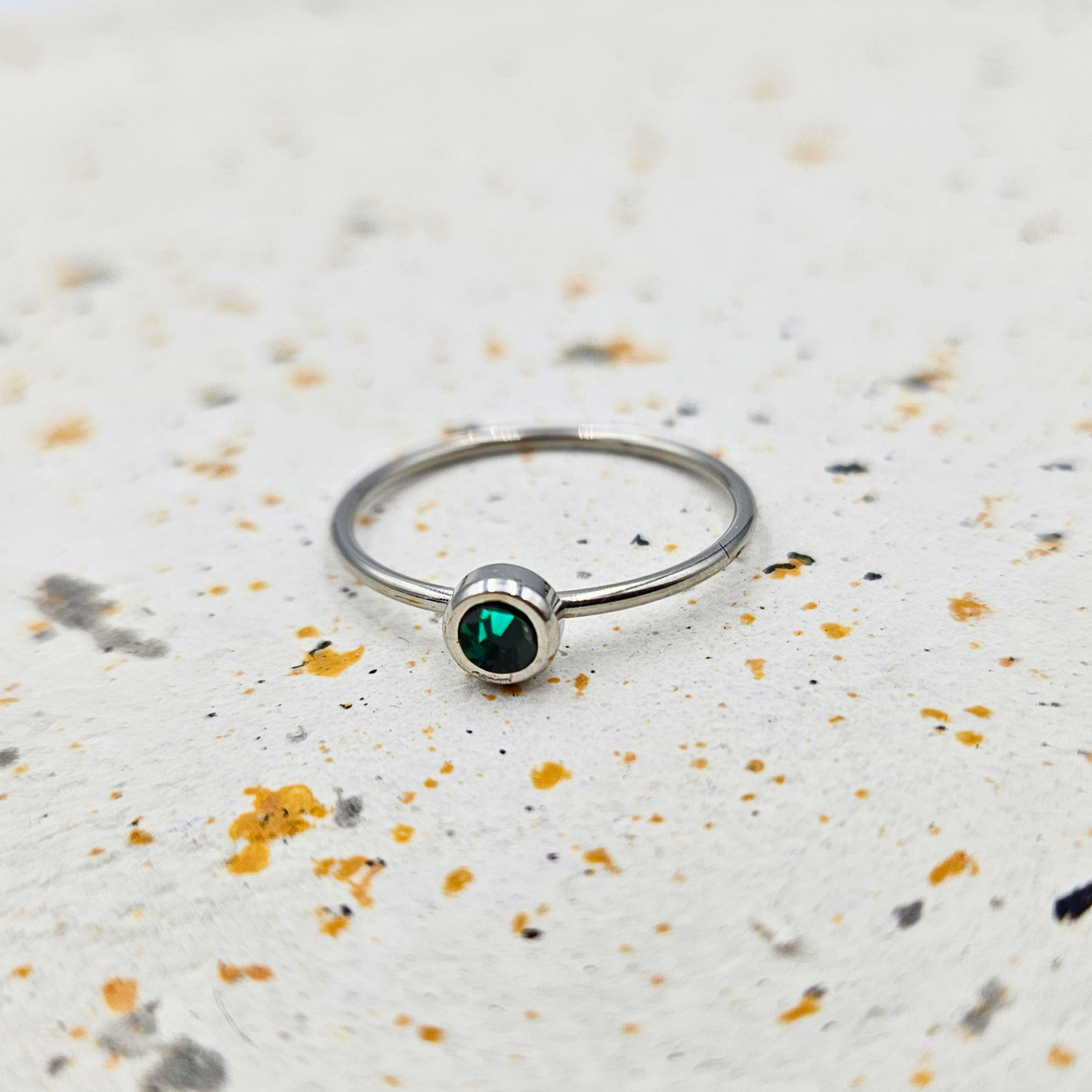 Ring gemaakt van stainless steel met geboortesteen van mei: smaragd