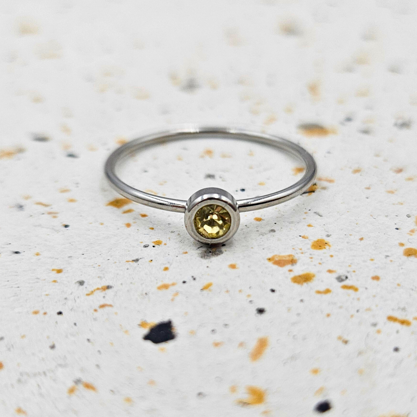 Ring gemaakt van stainless steel met geboortesteen van november: citrien
