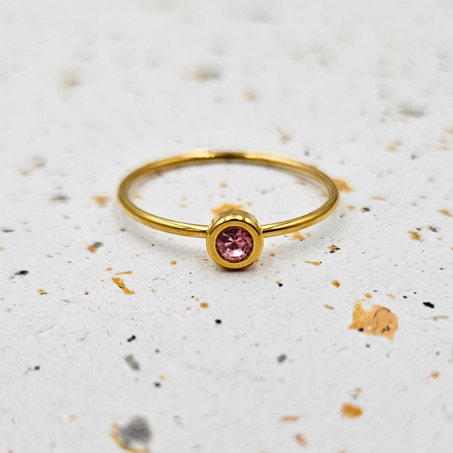 Ring van goldplated stainless steel met geboortesteen van oktober: toermalijn