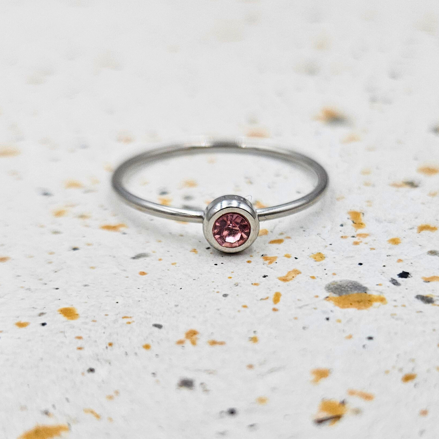 Ring gemaakt van stainless steel met geboortesteen van oktober: toermalijn
