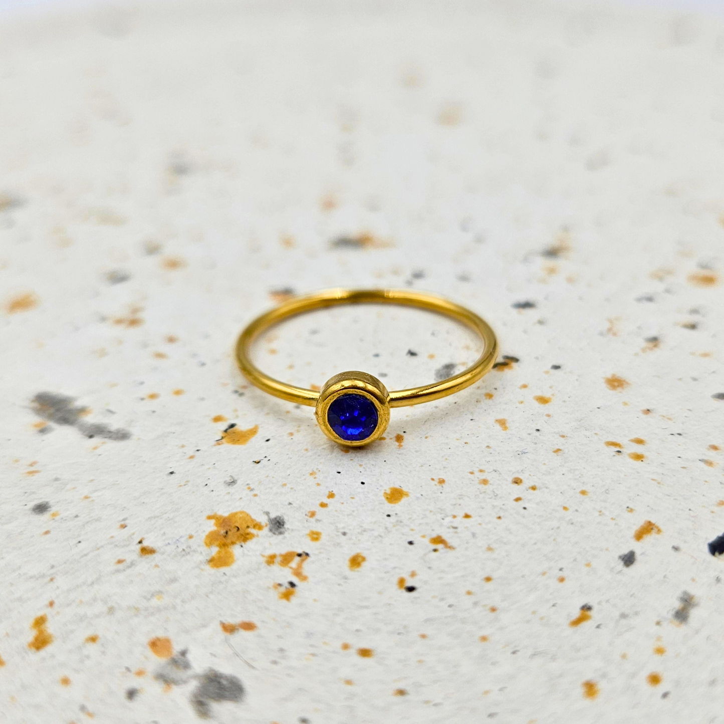 Ring van goldplated stainless steel met geboortesteen van september: saffier