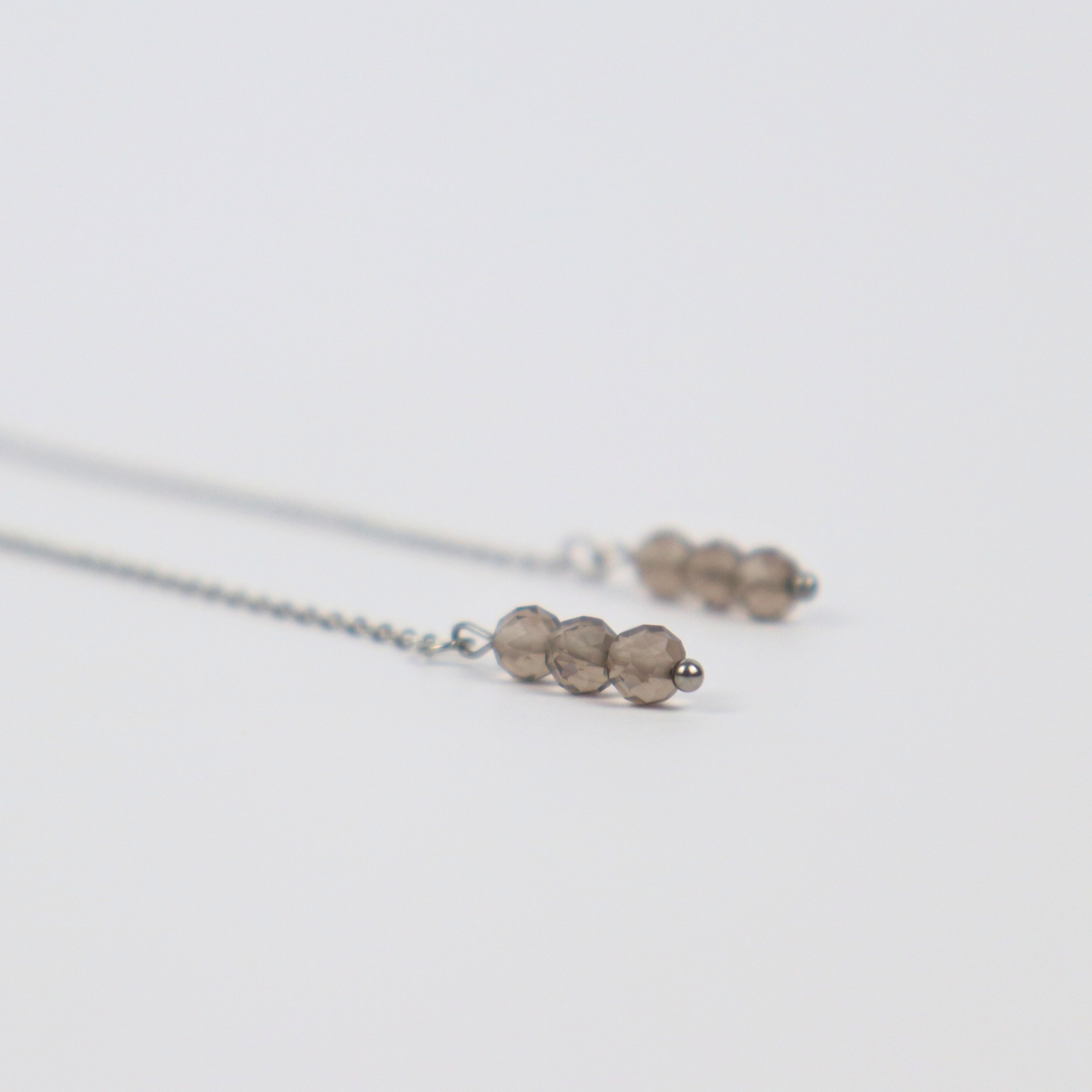 Threader oorbellen rookkwarts zilver