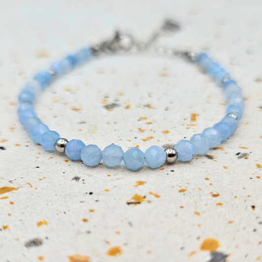 Armband van facetgeslepen aquamarijn afgewerkt met zilverkleurig stainless steel
