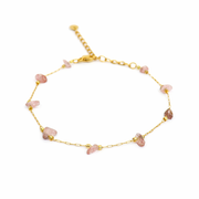 Armband van goldplated stainless steel met aardbeienkwarts edelsteen chunks