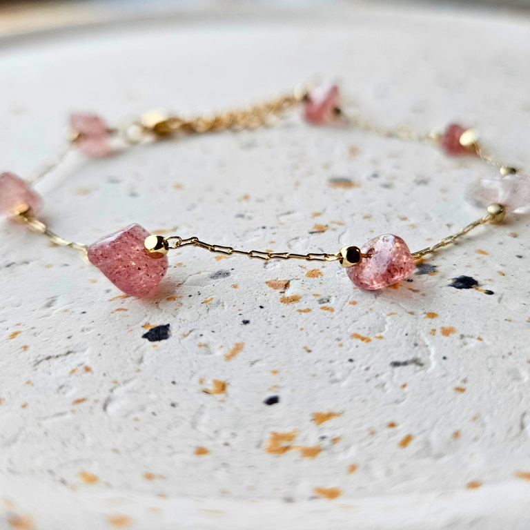 Armband van goldplated stainless steel met aardbeienkwarts edelsteen chunks