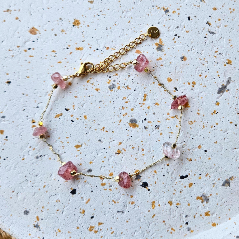 Armband van goldplated steel met aardbeienkwarts edelsteen chunks