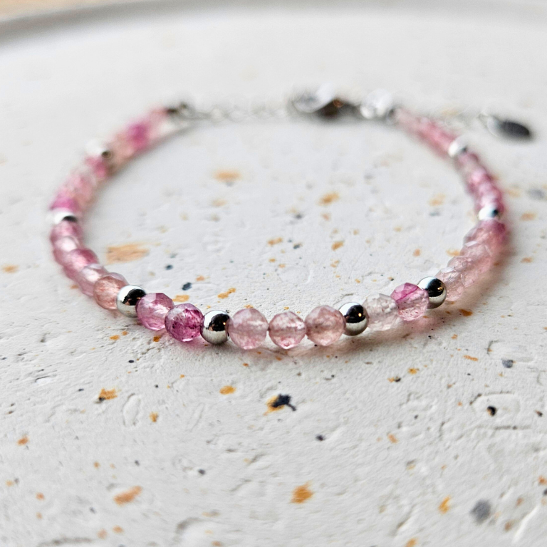 Armband gemaakt van facetgeslepen aardbeienkwarts afgewerkt met stainless steel in zilverkleur