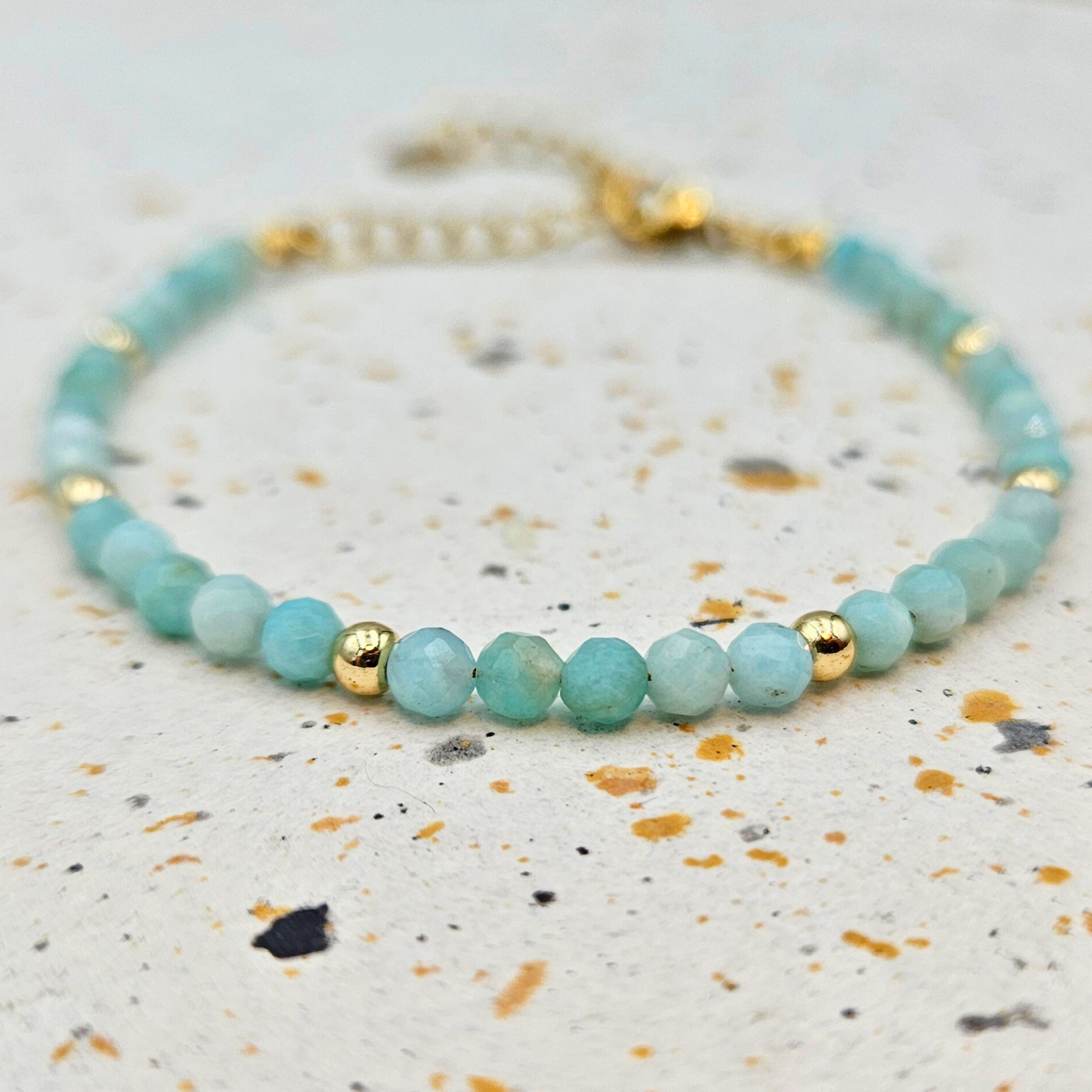Armband van facetgeslepen amazoniet afgewerkt met goldplated stainless steel