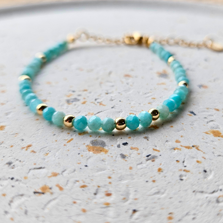 Armband van facetgeslepen amazoniet afgewerkt met goldplated stainless steel