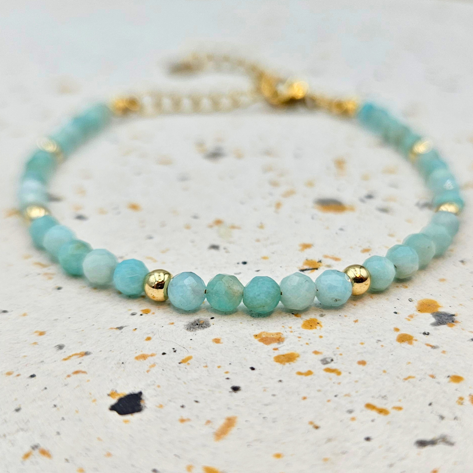 Armband van facetgeslepen amazoniet afgewerkt met goldplated stainless steel