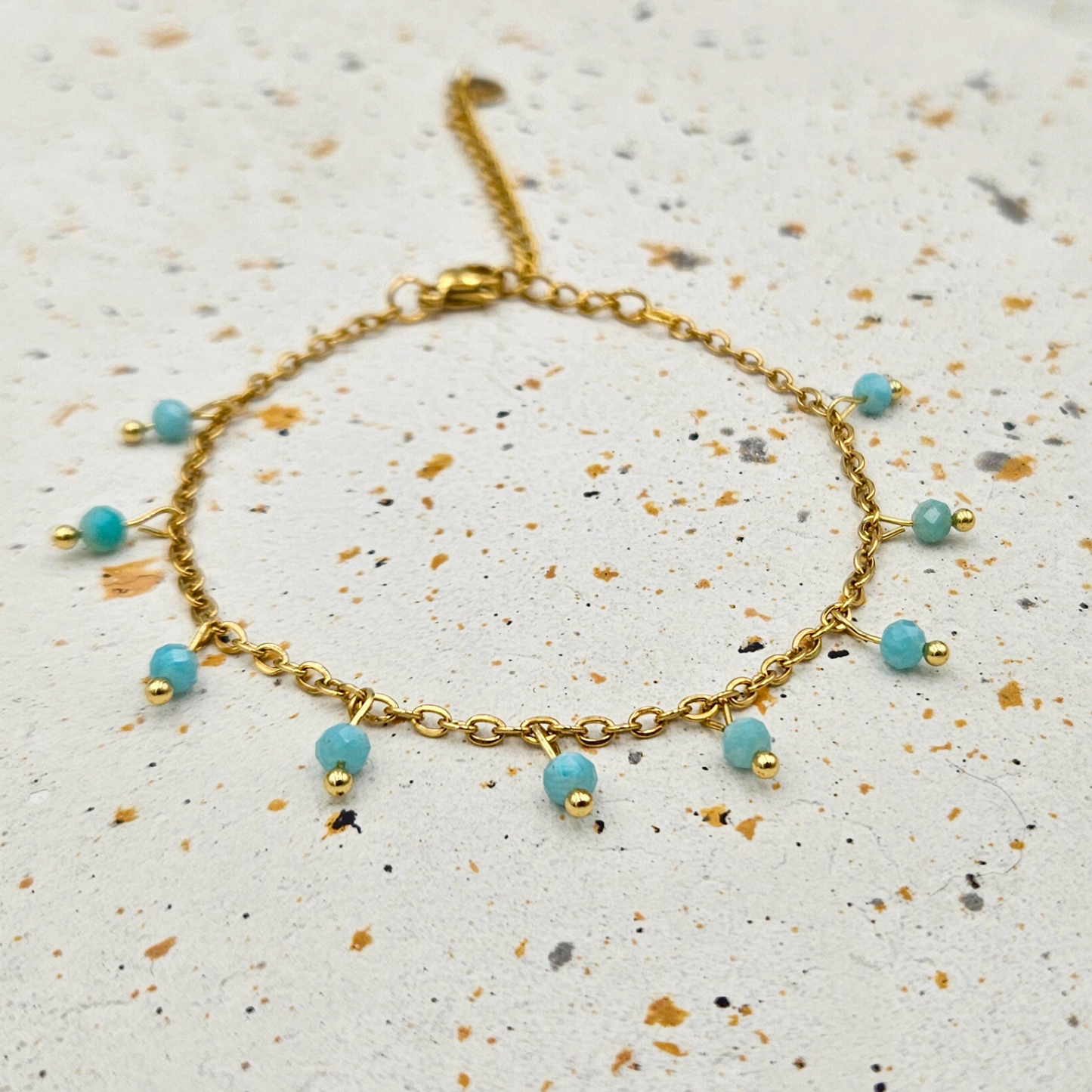 Armband van goldplated stainless steel met facetgeslepen amazoniet edelsteentjes