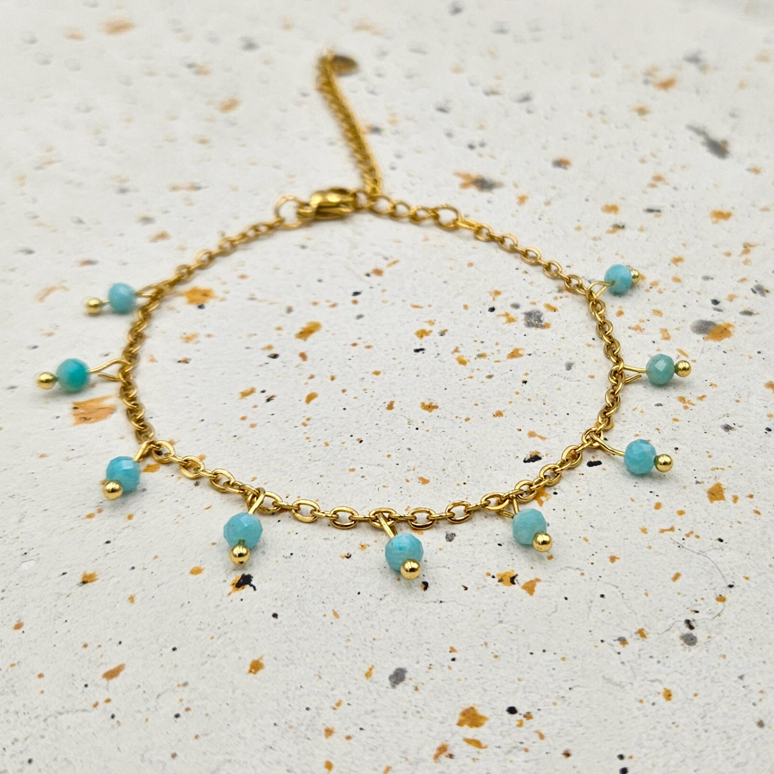 Armband van goldplated stainless steel met facetgeslepen amazoniet edelsteentjes