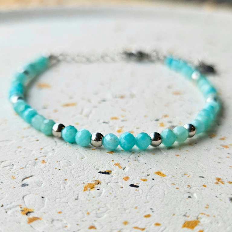 Armband van facetgeslepen amazoniet afgewerkt met zilverkleurig stainless steel