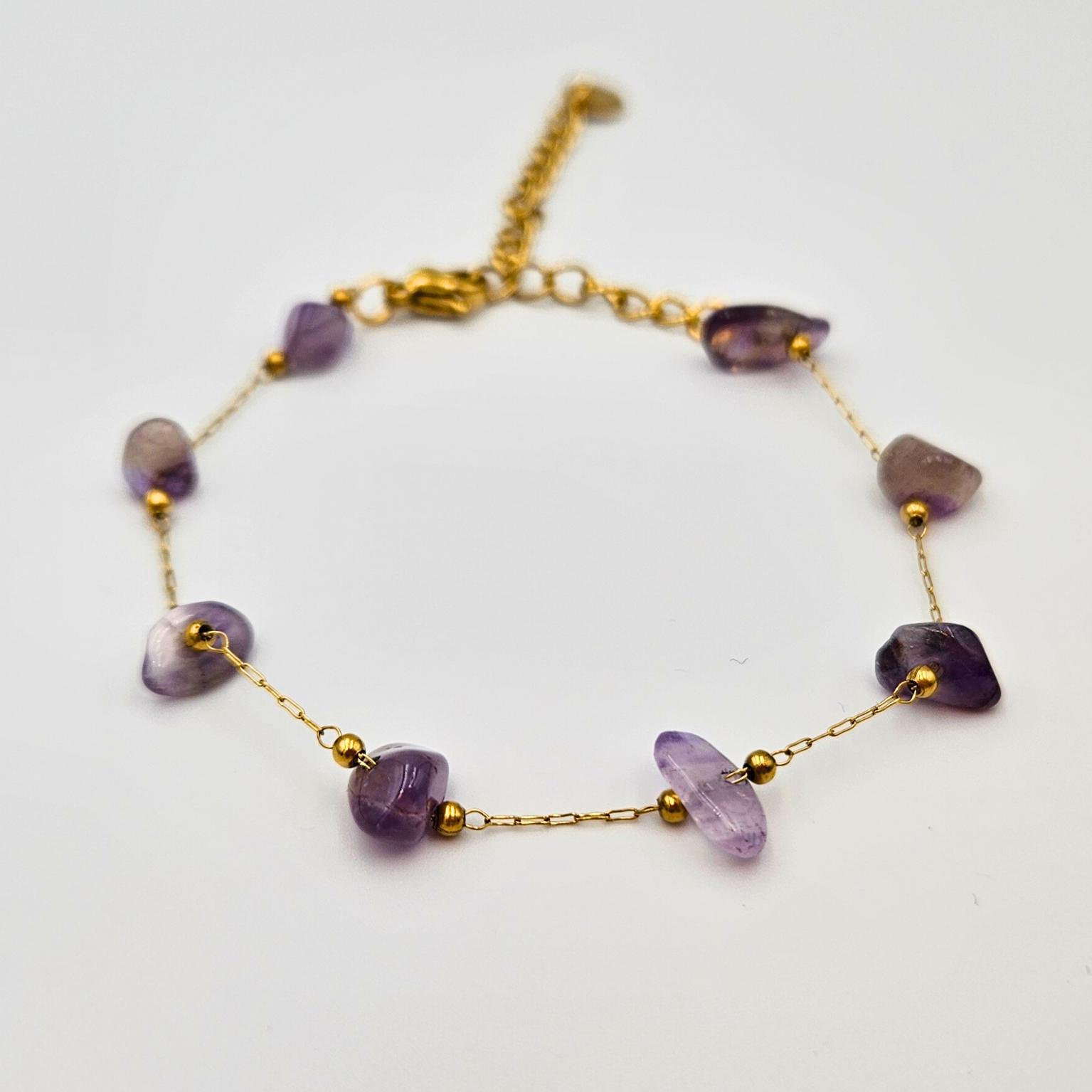 Armband van goldplated stainless steel met amethist edelsteen chunks