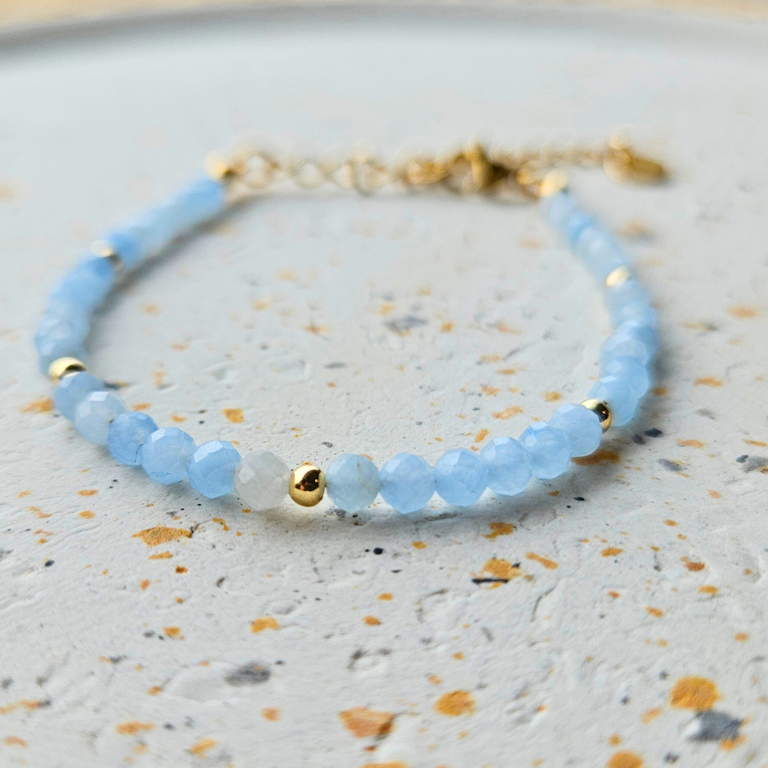 Armband van facetgeslepen aquamarijn afgewerkt met goldplated stainless steel