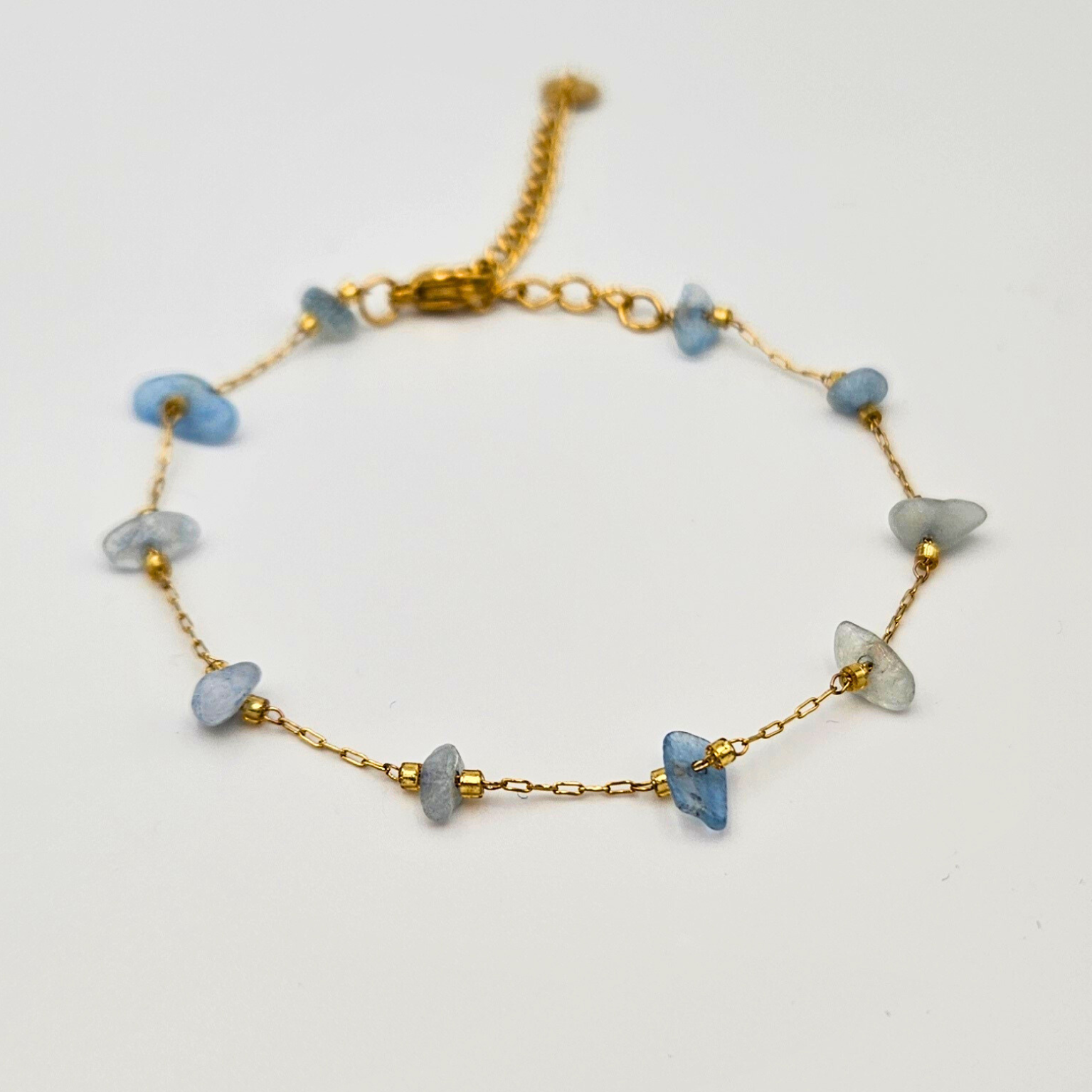 Armband van goldplated stainless steel met aquamarijn chunks