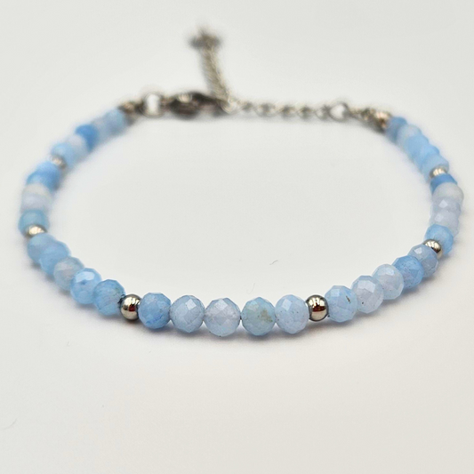 Armband van facetgeslepen aquamarijn afgewerkt met zilverkleurig stainless steel