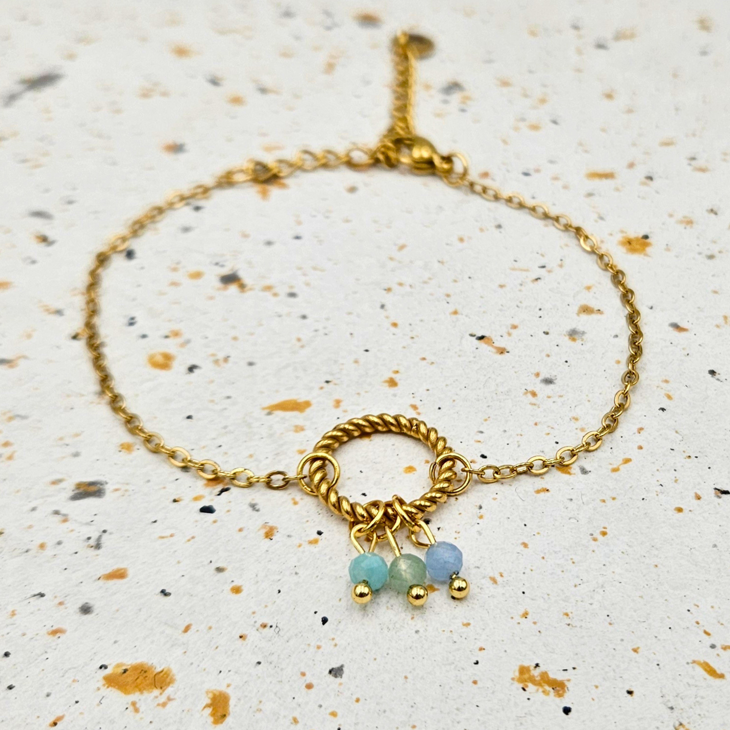 Armband van goldplated stainless steel met facetgeslepen amazoniet, aventurijn en aquamarijn