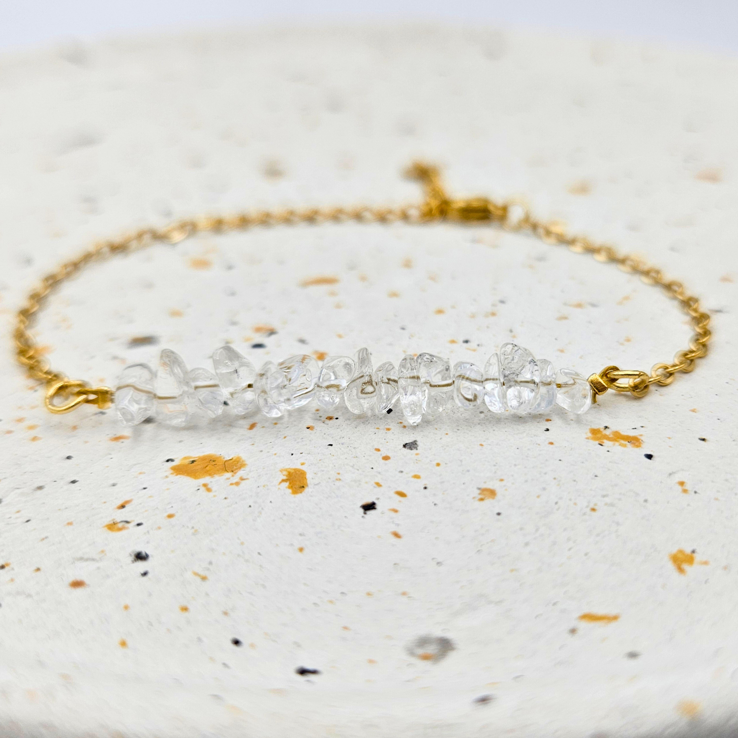 Armband van goldplated stainless steel met bergkristal split