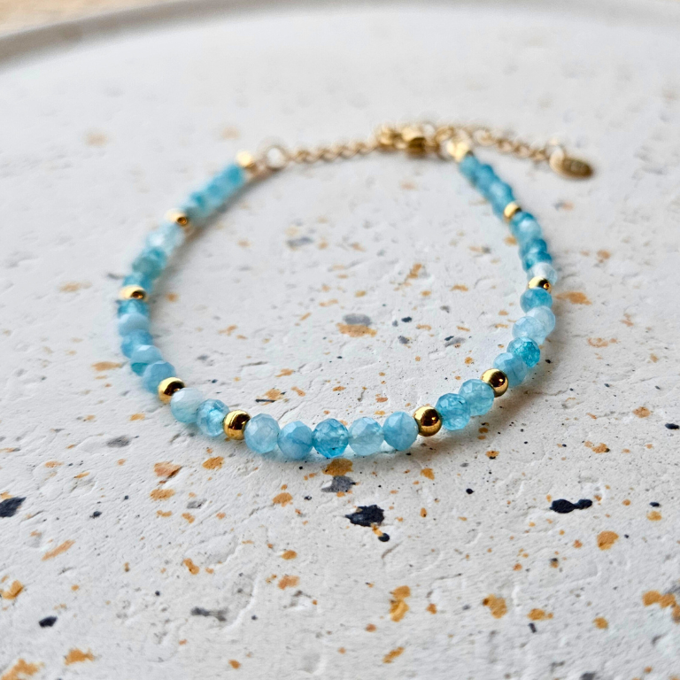 Armband van facetgeslepen chalcedoon afgewerkt met goldplated stainless steel