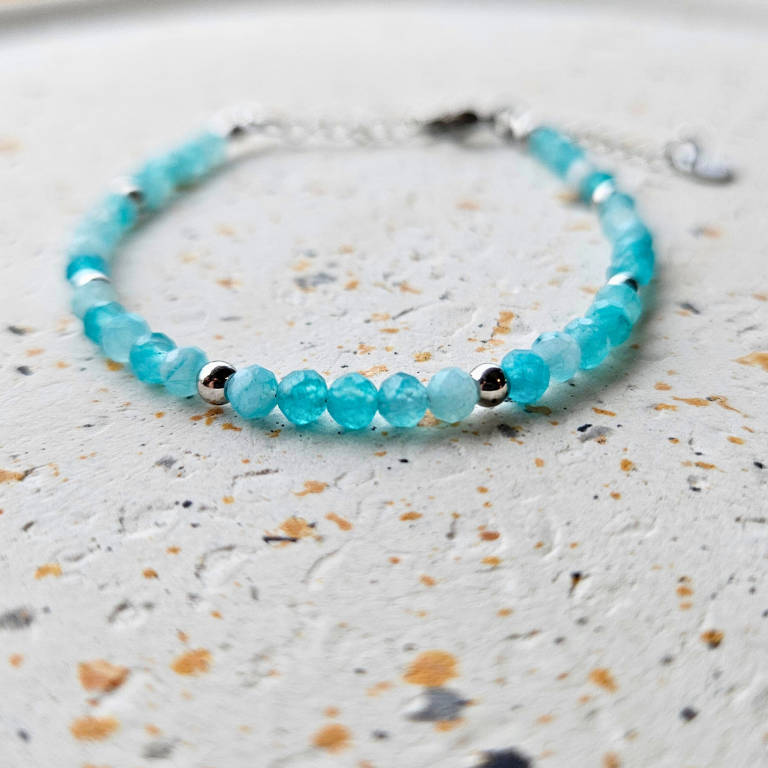 Armband van facetgeslepen chalcedoon afgewerkt met zilverkleurig stainless steel
