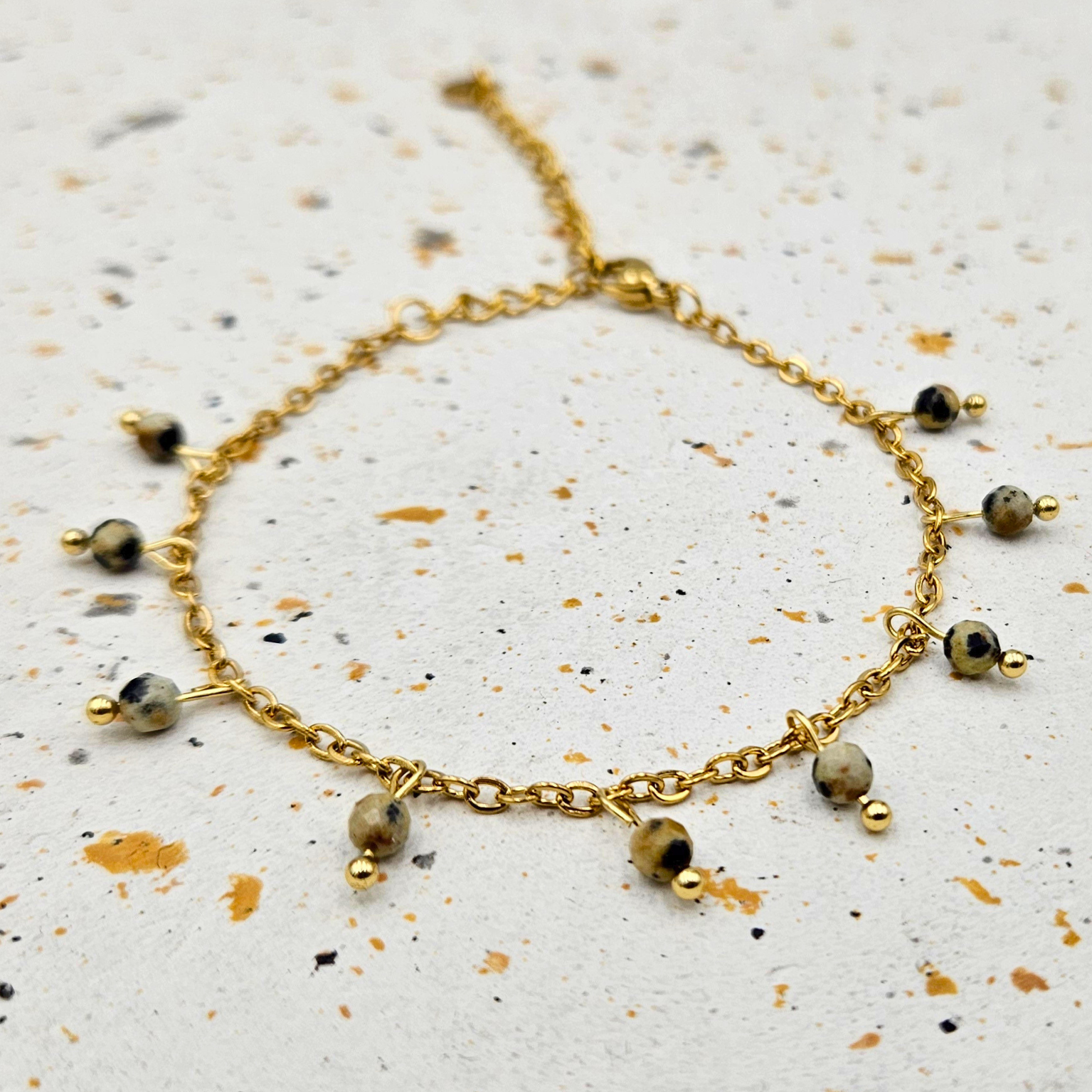 Armband van goldplated stainless steel met facetgeslepen dalmatiër jaspis