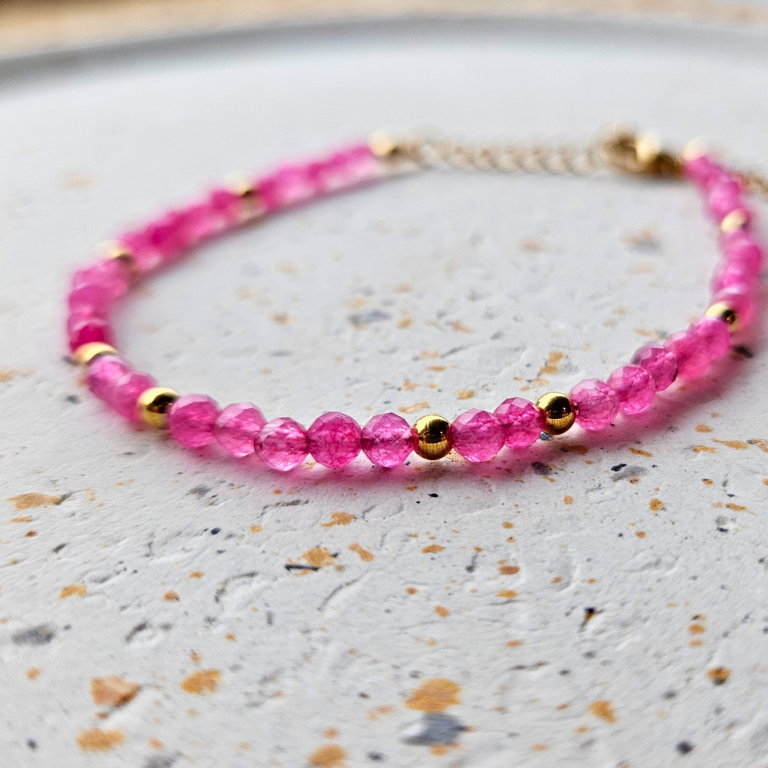 Armband van facetgeslepen fuchsia kwarts afgewerkt met goldplated stainless steel
