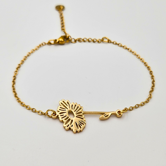 Armband van goldplated stainless steel met geboortebloem van april: het madeliefje